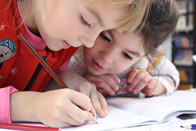 children drawing nursing-resource.com